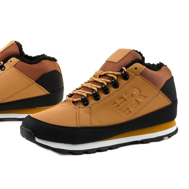 Scarpe sportive uomo isolate marrone chiaro Grifar