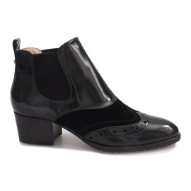 Scarpe laccate su un pilastro 8582-1 Nero