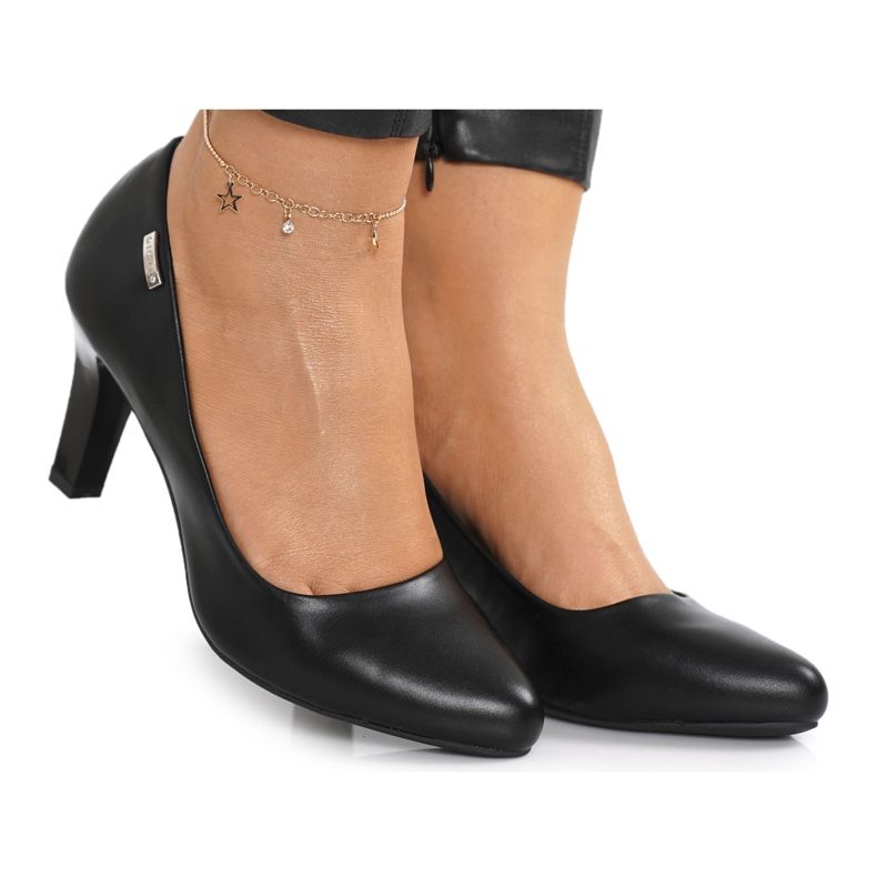 PJ1 Décolleté classiche nere Eleanor su un bar nero
