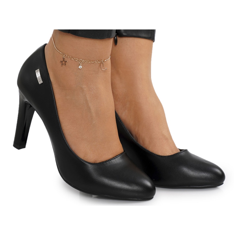 PJ1 Décolleté Eliana nere classiche su un bar nero