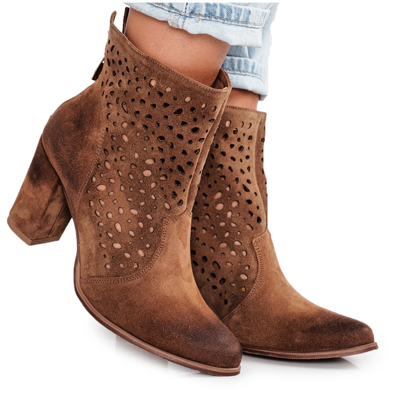 Stivaletti traforati su un post Suede Exquisite 1219 Cognac marrone