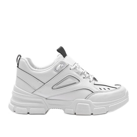 Le sneakers bianche di Christy bianca