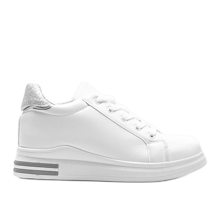 Le sneakers bianche di Katherine bianca