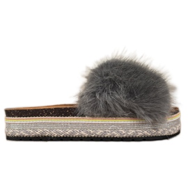 Seastar Pantofole alla moda su una piattaforma decorativa grigio
