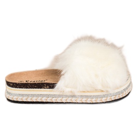 Seastar Pantofole alla moda su una piattaforma decorativa bianca