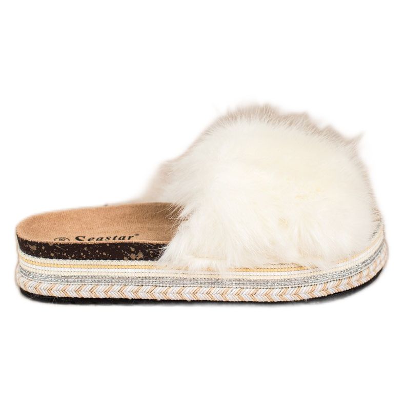 Seastar Pantofole alla moda su una piattaforma decorativa bianca