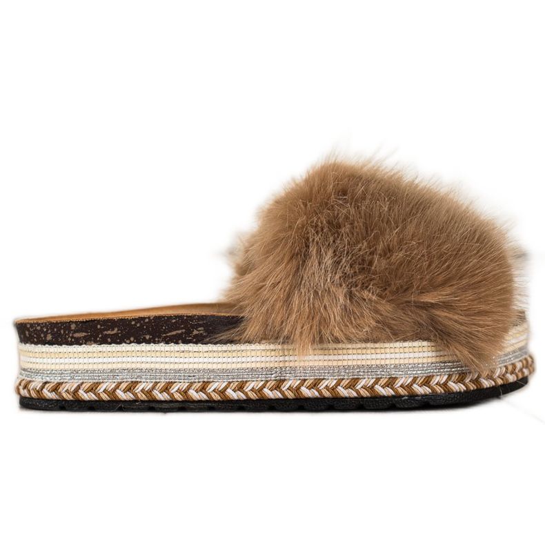Seastar Pantofole alla moda su una piattaforma decorativa marrone