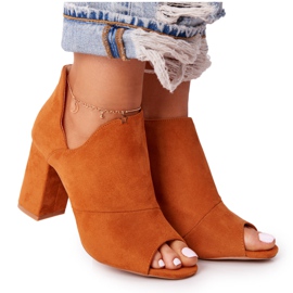 Stivali primaverili in pelle scamosciata su un post Vinceza 21-17095 Camel marrone