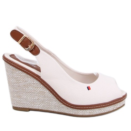 Sandali su una zeppa beige BL-71 Beige