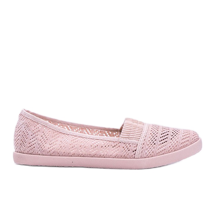 Le sneakers rosa traforate di Maria