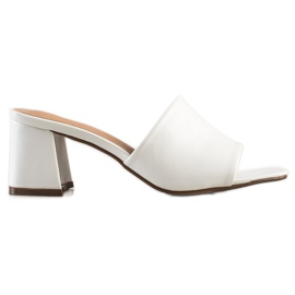 SHELOVET Classiche pantofole bianche su un bar bianco
