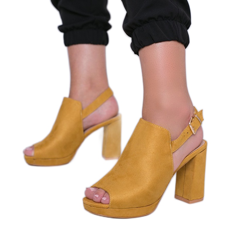 Sandali senape sul post Pimp giallo