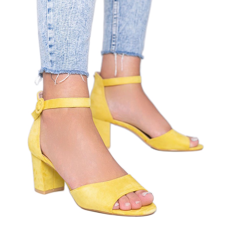 Sandali gialli sul post di Mare Mare giallo