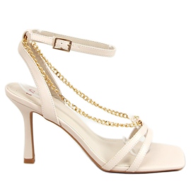 Sandali su un tacco alto con una catena beige NF-66P Beige d'oro