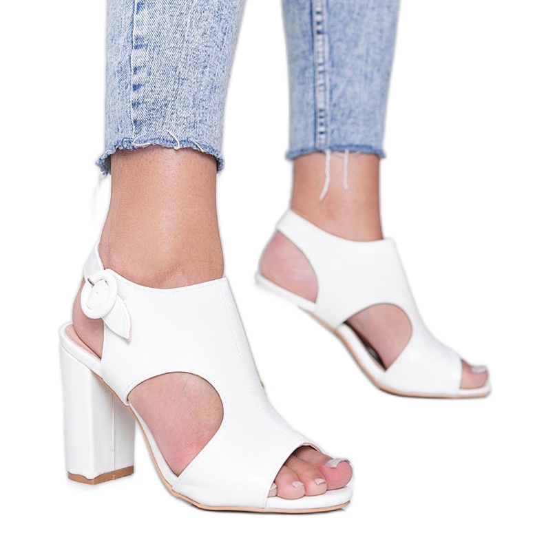 Sandali bianchi su un post Candy Style bianca