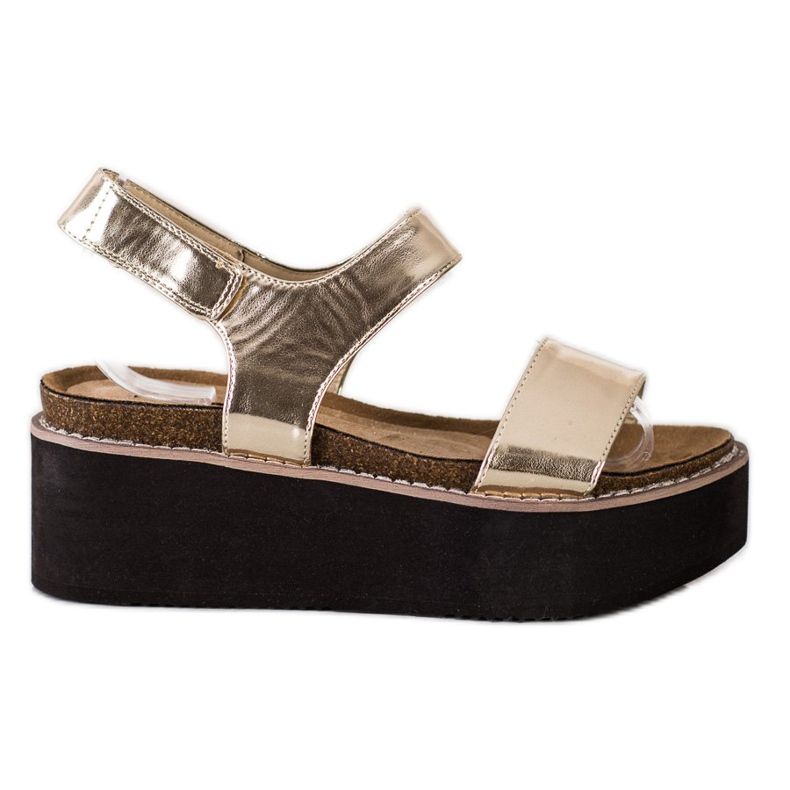 Corina Sandali sulla piattaforma della moda d'oro