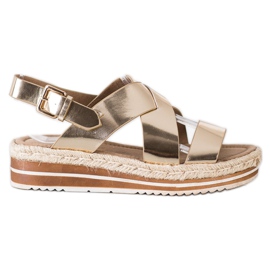 Corina Sandali con espadrillas dorate d'oro