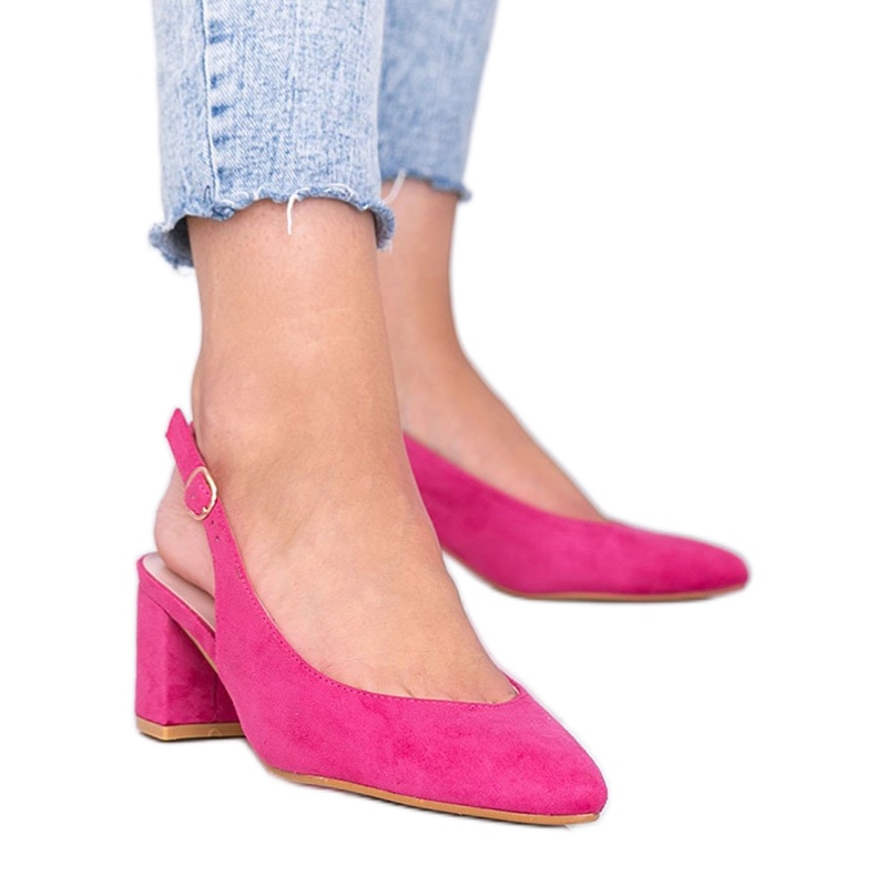 Décolleté rosa sul post Petty