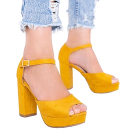 Sandali senape sulla piattaforma Swing giallo