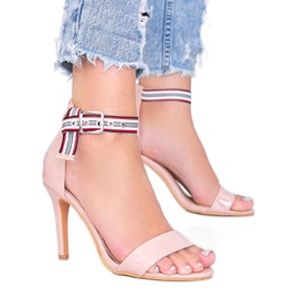 Sandali beige su uno stiletto di Michel