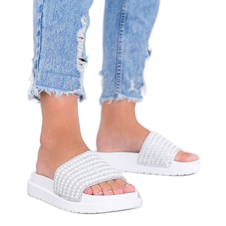 Le pantofole bianche riccamente decorate di Trisha bianca