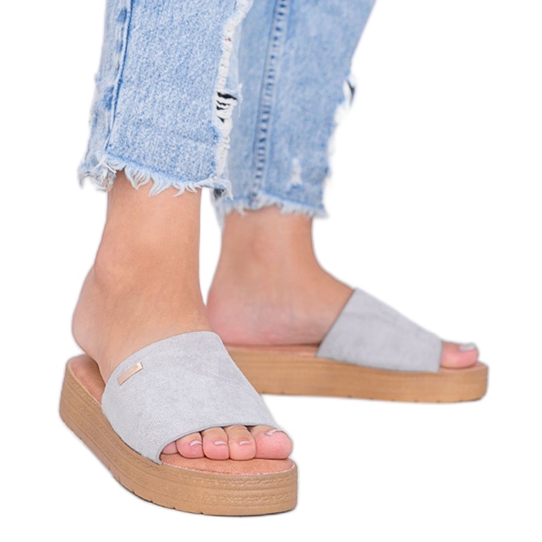 Ciabatte grigie sulla piattaforma grigio