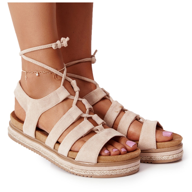 Sandali legati su una piattaforma beige di Santorini