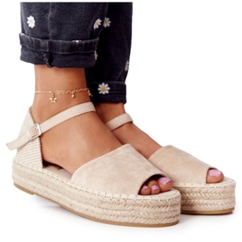 Sandali Megara beige sulla piattaforma intrecciata