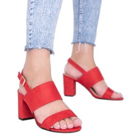 Sandali rossi sul post di Lil Sweetie rosso