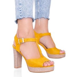 Sandali senape sul post di Fily giallo