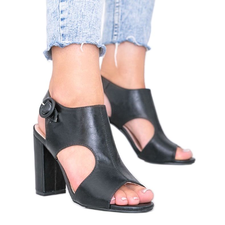 Sandali neri sul post Gally nero