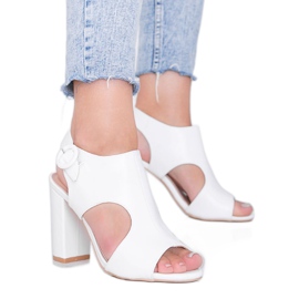 Sandali bianchi sul post Gally bianco