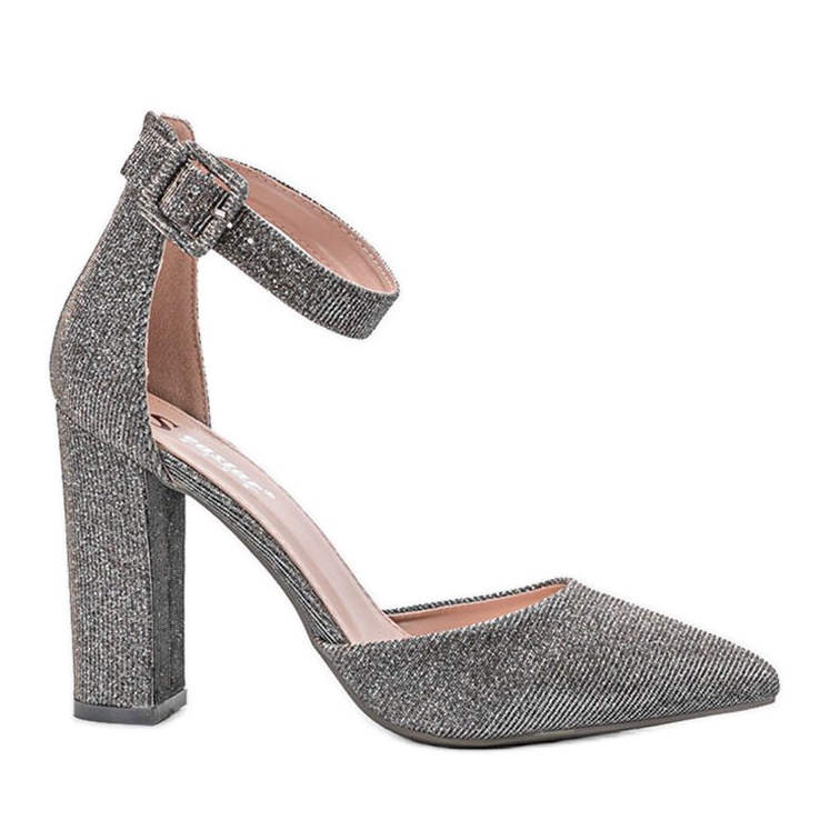 Pumps grigie lucide sul post di Mila grigio