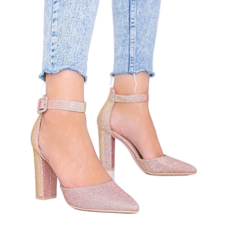 Pumps rosa luccicanti sul post di Mila d'oro