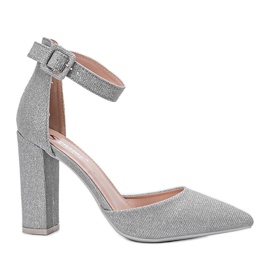 Pumps argento lucido sul post di Mila