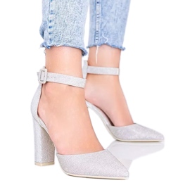 Pumps beige lucenti sul post di Mila