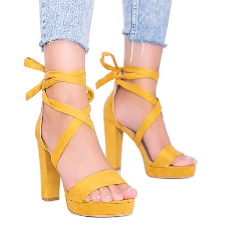 I sandali allacciati senape di Ginny giallo