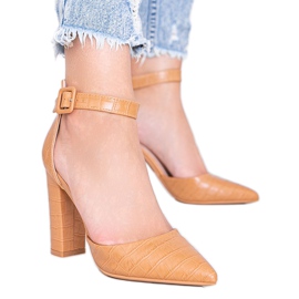 Décolleté cammello sul palo nel modello di pelle di coccodrillo Glamour marrone