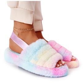 PS1 Pantofole pelose su una piattaforma colorata di fiocchi di neve multicolore