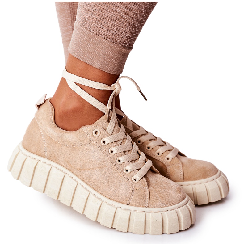 Sneakers in pelle scamosciata sul beige qualunque
