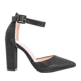 Pumps nere lucide sul post di Mila nero
