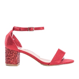 Sandali rossi sul post di You Know rosso