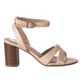 Renda Sandali alla moda su un bar beige