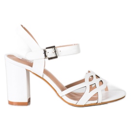 Renda Sandali eleganti su un bar bianco