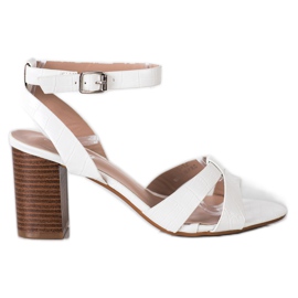 Renda Sandali alla moda su un bar bianco