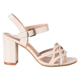Renda Sandali eleganti su un bar beige