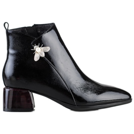 ARTIKER Eleganti stivali in pelle con ornamento nero