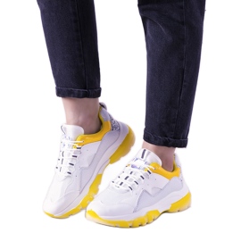 Sneaker bianche e gialle con suola ombre bianca