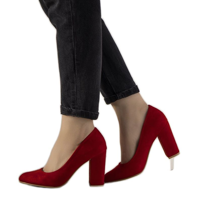 Pompe rosse sul post di Selva rosso