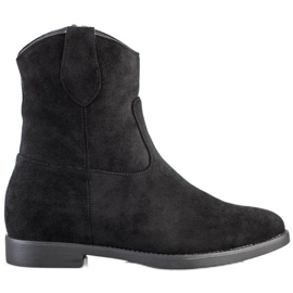 J. Star Cowgirl nere su un cuneo nero